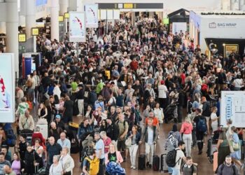 CyberAtack interrumpe los sistemas de registro en los aeropuertos europeos, causando demoras y cancelaciones