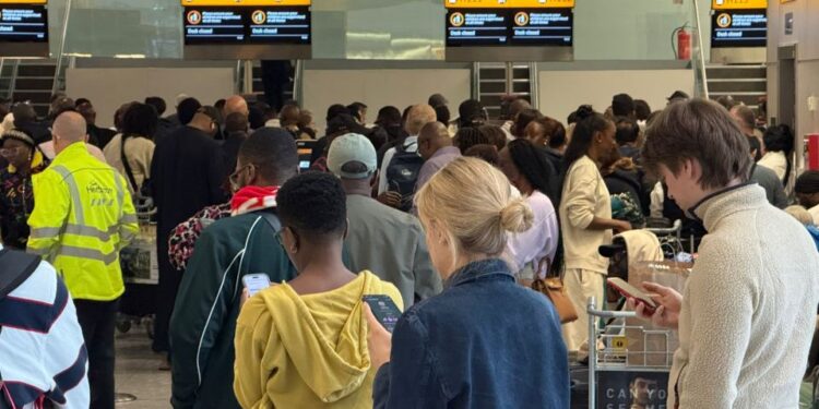 Área de check-in de aeropuerto de Heathrow con múltiples "Escritorio cerrado" letreros.