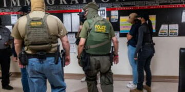 Los agentes federales, incluidos los miembros de ICE, patrullan los pasillos del Tribunal de Inmigración en la ciudad de Nueva York.