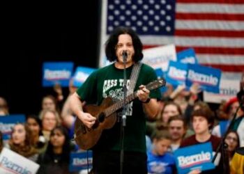 El músico estadounidense Jack White actúa ante el senador estadounidense Bernie Sanders (D-Vermont) habla durante una manifestación de campaña el 27 de octubre de 2019.