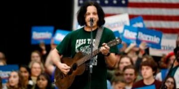 El músico estadounidense Jack White actúa ante el senador estadounidense Bernie Sanders (D-Vermont) habla durante una manifestación de campaña el 27 de octubre de 2019.
