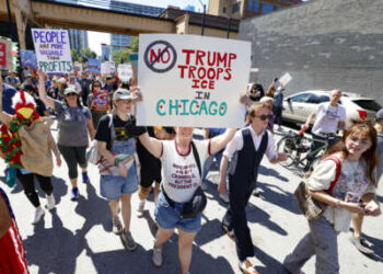 Los manifestantes tienen señales mientras marchan durante un "Trabajadores de más de multimillonarios" Rally el Día del Trabajo en Chicago, Illinois, el 1 de septiembre de 2025.