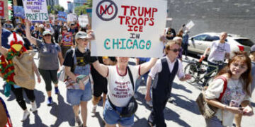 Los manifestantes tienen señales mientras marchan durante un "Trabajadores de más de multimillonarios" Rally el Día del Trabajo en Chicago, Illinois, el 1 de septiembre de 2025.
