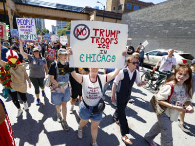 Los manifestantes tienen señales mientras marchan durante un "Trabajadores de más de multimillonarios" Rally el Día del Trabajo en Chicago, Illinois, el 1 de septiembre de 2025.