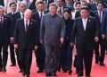 Xi Jinping, Vladimir Putin y Kim Jong Un caminando con otros líderes mundiales.