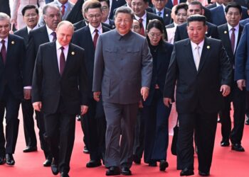 Xi Jinping, Vladimir Putin y Kim Jong Un caminando con otros líderes mundiales.