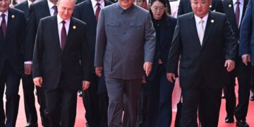 Xi Jinping, Vladimir Putin y Kim Jong Un caminando con otros líderes mundiales.