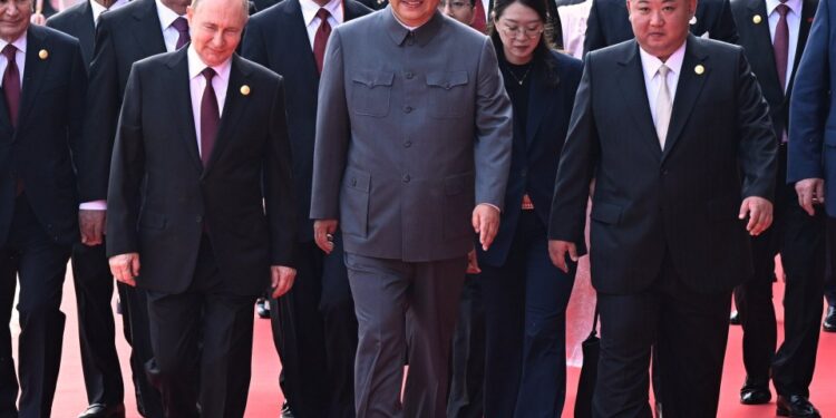 Xi Jinping, Vladimir Putin y Kim Jong Un caminando con otros líderes mundiales.