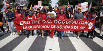 Decenas de miles marchan a la Casa Blanca para protestar por la ocupación de DC por parte de Trump