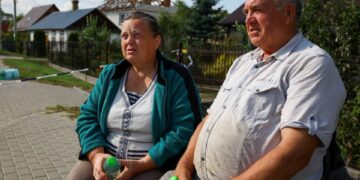 Alicja y Tomasz Wesolowski se sientan fuera de su casa dañada en Polonia.