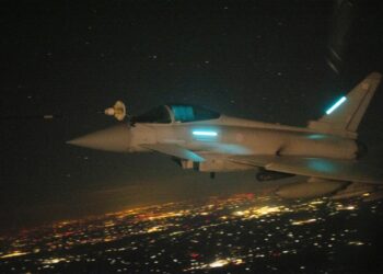 RAF Typhoon FGR4 siendo reabastecido por un Voyager RAF sobre Polonia por la noche.