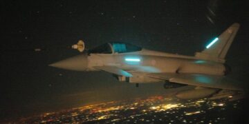 RAF Typhoon FGR4 siendo reabastecido por un Voyager RAF sobre Polonia por la noche.