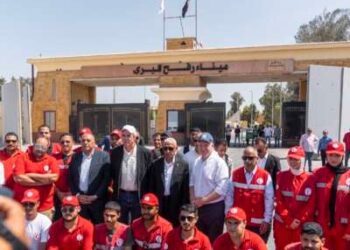 El senador estadounidense Jeff Merkley (Cap) (D-OR) y el senador estadounidense Chris Van Hollen (Cap Blue Cap) (D-MD) con el gobernador del Norte del Sinaí, mayor general, Khaled Megaour, inspeccionan el cruce de la frontera de Rafah para observar los esfuerzos de ayuda relacionados con la guerra en Gaza el 30 de agosto de 2025 en Rafah, Egipto.