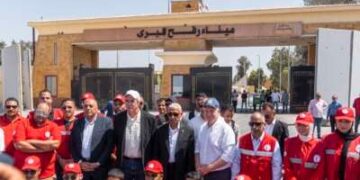 El senador estadounidense Jeff Merkley (Cap) (D-OR) y el senador estadounidense Chris Van Hollen (Cap Blue Cap) (D-MD) con el gobernador del Norte del Sinaí, mayor general, Khaled Megaour, inspeccionan el cruce de la frontera de Rafah para observar los esfuerzos de ayuda relacionados con la guerra en Gaza el 30 de agosto de 2025 en Rafah, Egipto.