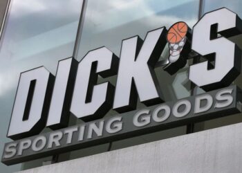 Dick's Sporting Goods finaliza la compra de $ 2.4 mil millones de Foot Locker