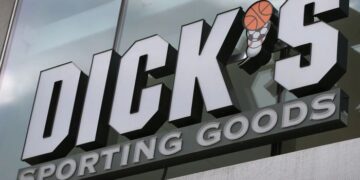 Dick's Sporting Goods finaliza la compra de $ 2.4 mil millones de Foot Locker