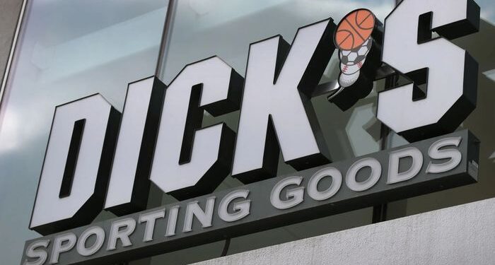 Dick's Sporting Goods finaliza la compra de $ 2.4 mil millones de Foot Locker