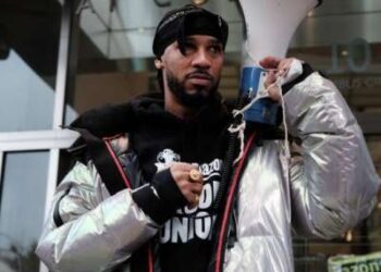 El activista laborista Chris Smalls se une a miembros de la Unión de Laboros de Amazon y otros para una protesta fuera de la Cumbre del New York Times Dealbook, donde el CEO de Amazon, Andy Jassy, ​​fue invitado, el 30 de noviembre de 2022 en la ciudad de Nueva York.