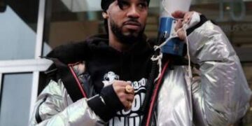 El activista laborista Chris Smalls se une a miembros de la Unión de Laboros de Amazon y otros para una protesta fuera de la Cumbre del New York Times Dealbook, donde el CEO de Amazon, Andy Jassy, ​​fue invitado, el 30 de noviembre de 2022 en la ciudad de Nueva York.