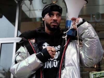 El activista laborista Chris Smalls se une a miembros de la Unión de Laboros de Amazon y otros para una protesta fuera de la Cumbre del New York Times Dealbook, donde el CEO de Amazon, Andy Jassy, fue invitado, el 30 de noviembre de 2022 en la ciudad de Nueva York.