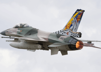 F-16 Fighting Falcon en vuelo.