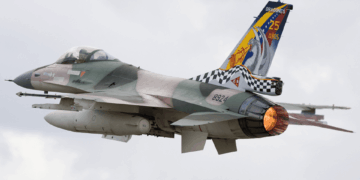 F-16 Fighting Falcon en vuelo.