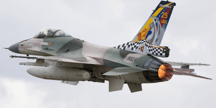 F-16 Fighting Falcon en vuelo.