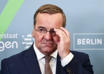 El ministro de Defensa alemán, Boris Pistorius, toca sus gafas.