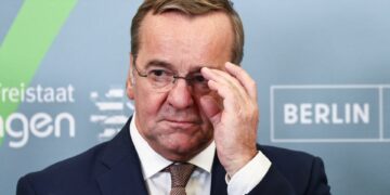 El ministro de Defensa alemán, Boris Pistorius, toca sus gafas.