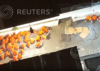 Vista aérea de los policías uniformados que asaltan una prisión.