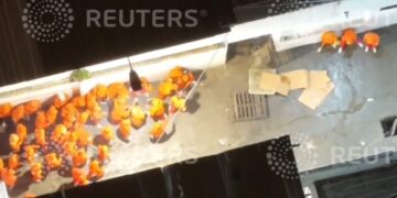 Vista aérea de los policías uniformados que asaltan una prisión.