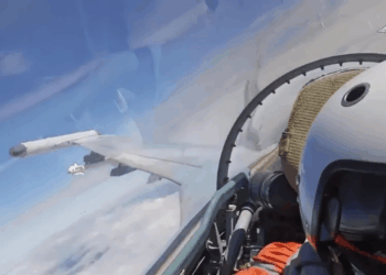 Un misil que se lanzó desde un avión de combate, visto desde la cabina.