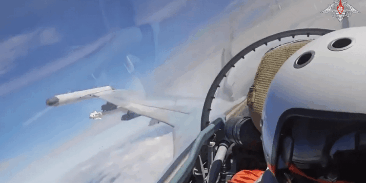 Un misil que se lanzó desde un avión de combate, visto desde la cabina.