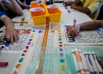 Los alumnos de primer grado colorean una hoja de trabajo el primer día de escuela en la Escuela Primaria Eissler de Conroe ISD en Conroe, Texas, el miércoles 13 de agosto de 2025.