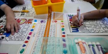 Los alumnos de primer grado colorean una hoja de trabajo el primer día de escuela en la Escuela Primaria Eissler de Conroe ISD en Conroe, Texas, el miércoles 13 de agosto de 2025.