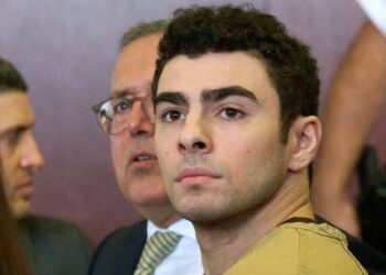 Foto de primer plano de Luigi Mangione mirando