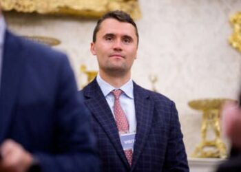 El cofundador de Turning Point USA, Charlie Kirk, se encuentra en la parte trasera de la sala mientras el presidente de los Estados Unidos, Donald Trump, habla durante una ceremonia en la ceremonia por el Fiscal Interino de los Estados Unidos para Washington, DC, Jeanine Pirro, en la Oficina Oval de la Casa Blanca el 28 de mayo de 2025, en Washington, DC, DC.