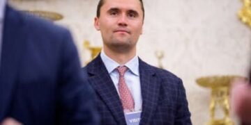 El cofundador de Turning Point USA, Charlie Kirk, se encuentra en la parte trasera de la sala mientras el presidente de los Estados Unidos, Donald Trump, habla durante una ceremonia en la ceremonia por el Fiscal Interino de los Estados Unidos para Washington, DC, Jeanine Pirro, en la Oficina Oval de la Casa Blanca el 28 de mayo de 2025, en Washington, DC, DC.
