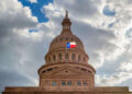 El edificio del Capitolio del Estado de Texas se muestra al atardecer en Austin, Texas.