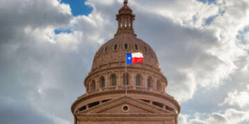 El edificio del Capitolio del Estado de Texas se muestra al atardecer en Austin, Texas.