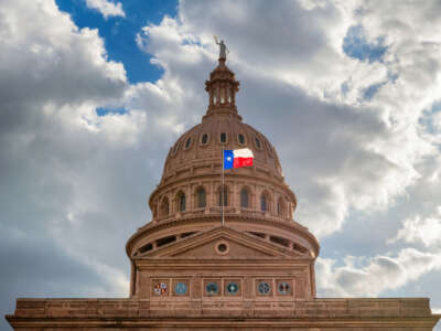 El edificio del Capitolio del Estado de Texas se muestra al atardecer en Austin, Texas.