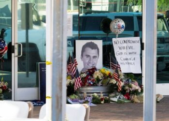 El FBI dice que el rifle de Charlie Kirk Assassin se recuperó, el sospechoso parece "ser de edad universitaria"