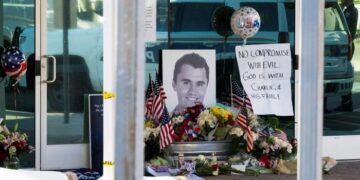 El FBI dice que el rifle de Charlie Kirk Assassin se recuperó, el sospechoso parece "ser de edad universitaria"