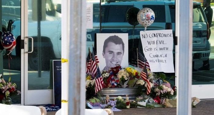 El FBI dice que el rifle de Charlie Kirk Assassin se recuperó, el sospechoso parece "ser de edad universitaria"