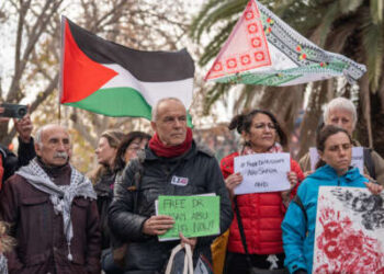 Docenas de trabajadores de la salud y otras personas exigen la liberación del Dr. Hussam Abu Safiyah, director del Hospital Kamal Adwan, el único que queda operativo en la Franja de Gaza, en Barcelona, España, el 3 de enero de 2025. Los protestantes se reúnen frente al departamento de salud en Barcelona.