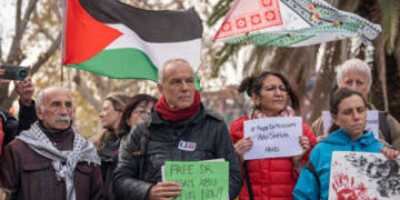Docenas de trabajadores de la salud y otras personas exigen la liberación del Dr. Hussam Abu Safiyah, director del Hospital Kamal Adwan, el único que queda operativo en la Franja de Gaza, en Barcelona, ​​España, el 3 de enero de 2025. Los protestantes se reúnen frente al departamento de salud en Barcelona.