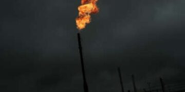 El gas natural aclarado se quema en las operaciones de las corporaciones de Apache en la planta de gas natural de Deadwood en la cuenca Pérmica el 5 de febrero de 2015, en Garden City, Texas.