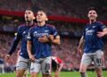 Leandro Trossard del Arsenal celebra anotar el segundo gol de su equipo con Gabriel Martinelli durante la UEFA Champions League 2025/26 Fase MD1 de la liga entre el club deportivo y el Arsenal FC en el Estadio de San Mames en Bilbao, España el 16 de septiembre de 2025. (David Ramos/Getty Images)