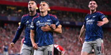 Leandro Trossard del Arsenal celebra anotar el segundo gol de su equipo con Gabriel Martinelli durante la UEFA Champions League 2025/26 Fase MD1 de la liga entre el club deportivo y el Arsenal FC en el Estadio de San Mames en Bilbao, España el 16 de septiembre de 2025. (David Ramos/Getty Images)
