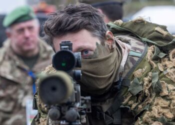 Un soldado apuntando a un rifle de francotirador durante un ejercicio militar.